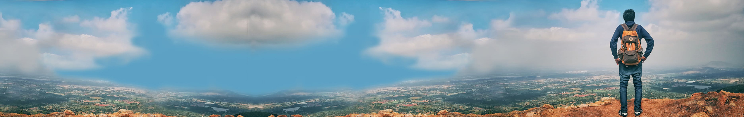 Foto von einer Person mit einem Rucksack auf einem Berg
